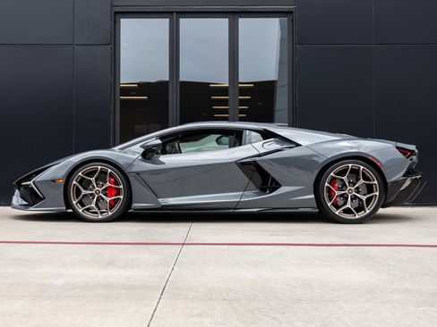 Used 2024 Lamborghini Revuelto image 10