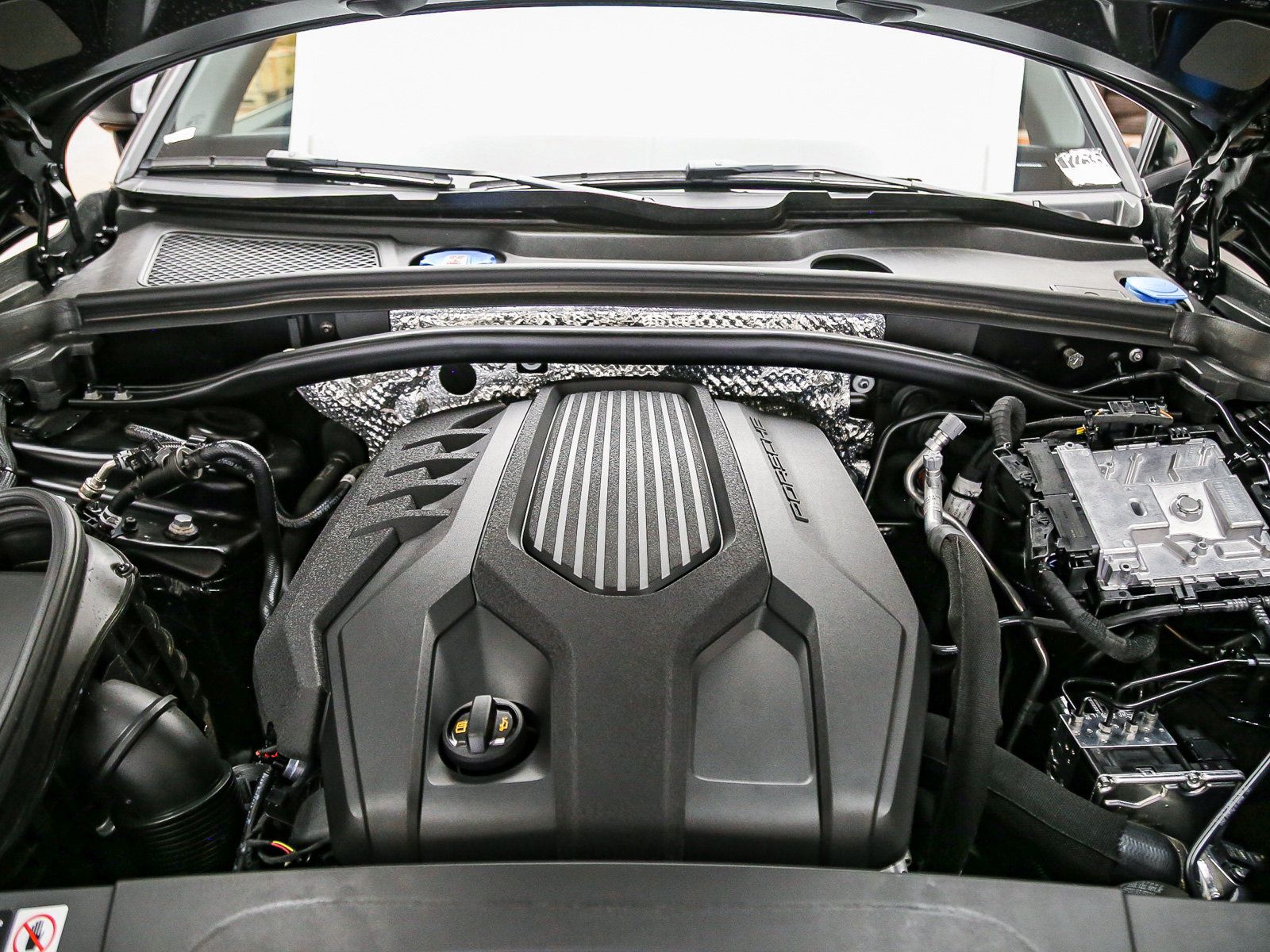 Certified 2025 Porsche Macan AWD/4WD image 32