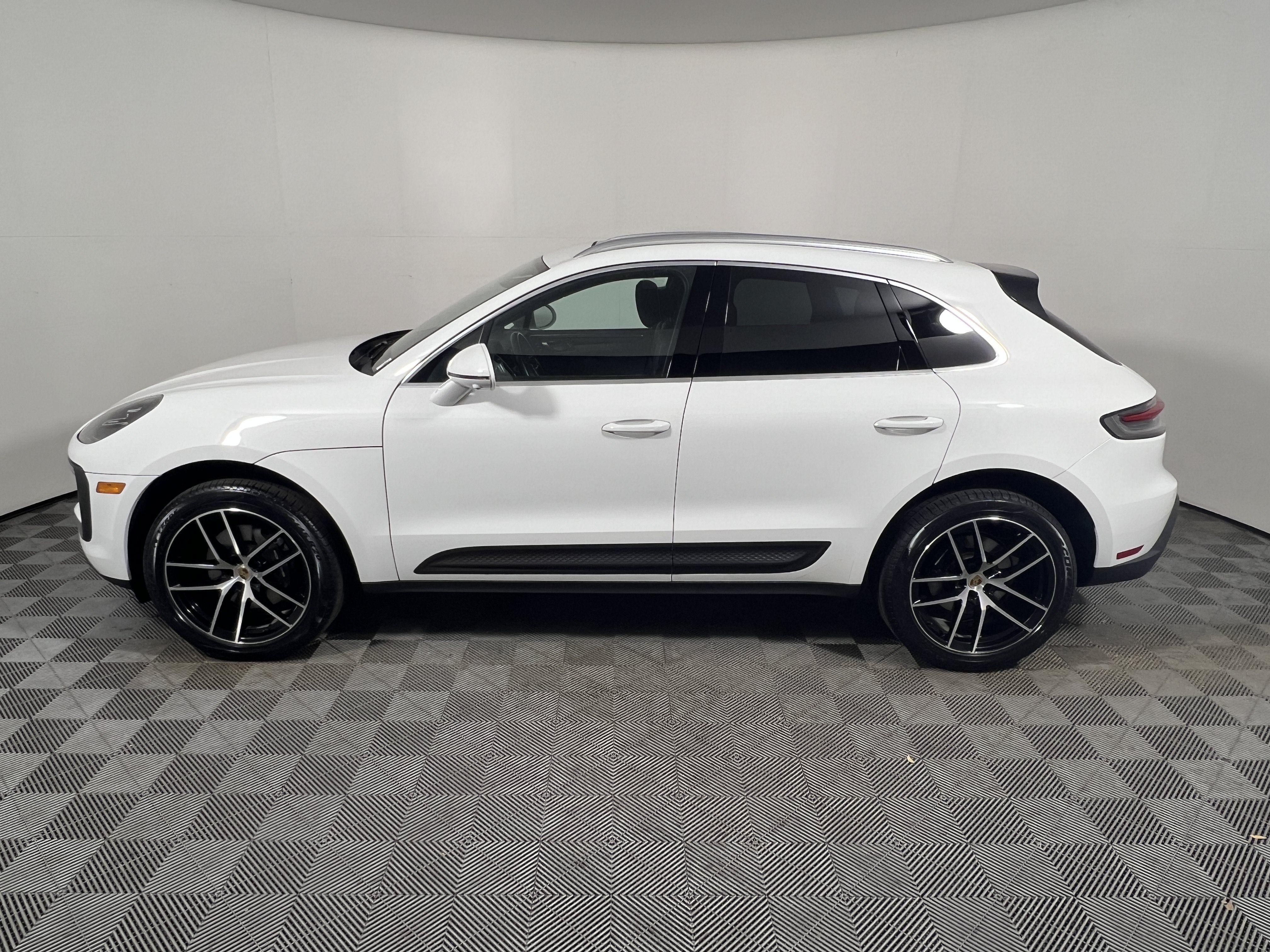 Certified 2024 Porsche Macan AWD/4WD image 2