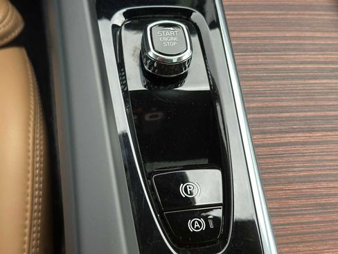 Certified 2023 Volvo XC60 T8 Ultimate w/ Climate Package image 31