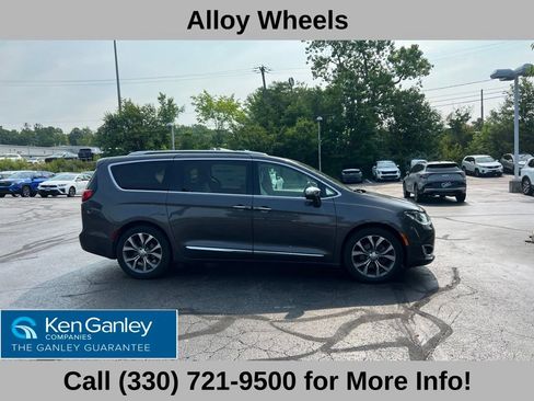 Used 2020 Chrysler Pacifica Limited w/ Tire & Wheel Group FWD image 4