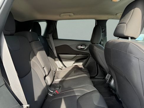 Used 2016 Jeep Cherokee Latitude w/ Cold Weather Group FWD image 9