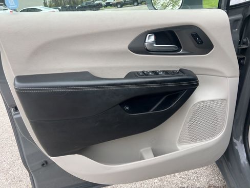 Used 2022 Chrysler Pacifica Touring-L image 10