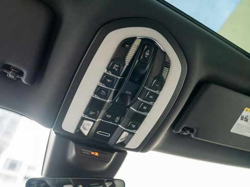 Used 2025 Porsche Macan image 21