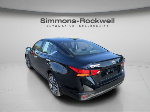 Used 2025 Nissan Altima 2.5 SV FWD image 7