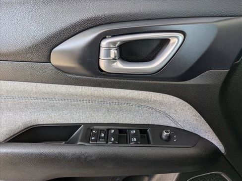 Used 2024 Jeep Compass Latitude image 15