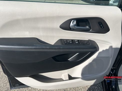 Used 2024 Chrysler Pacifica Touring-L image 16