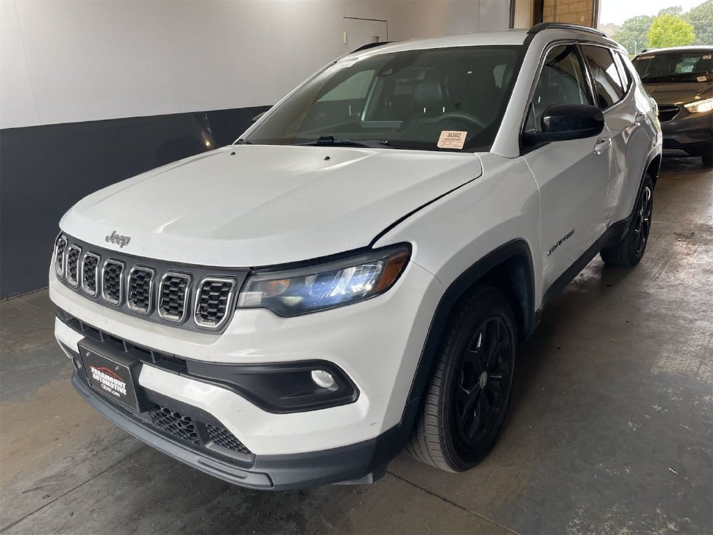 Used 2024 Jeep Compass Latitude AWD/4WD image 2