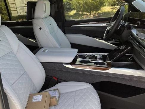 New 2026 Cadillac Escalade ESV Platinum Sport AWD/4WD image 23