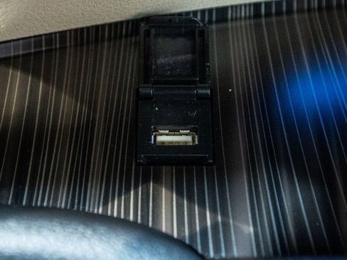 Used 2022 Toyota Sienna Limited image 23