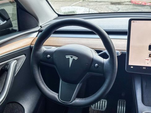 Used 2023 Tesla Model Y Performance image 17
