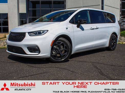 Used 2024 Chrysler Pacifica Limited FWD image 1