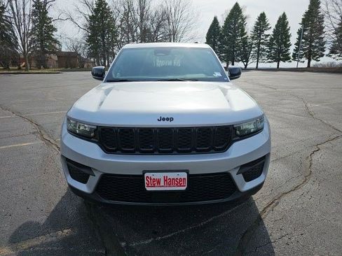 Used 2025 Jeep Grand Cherokee Altitude image 9