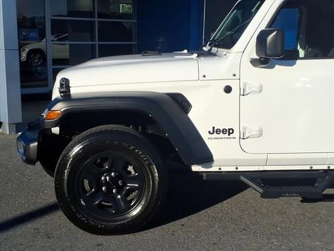 Used 2023 Jeep Gladiator Sport AWD/4WD image 7