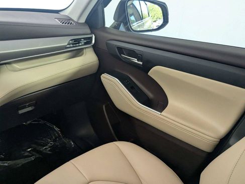 Used 2021 Toyota Highlander XLE FWD image 43