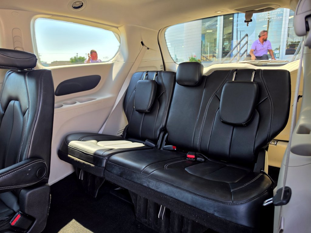 Used 2023 Chrysler Pacifica Touring-L FWD image 14