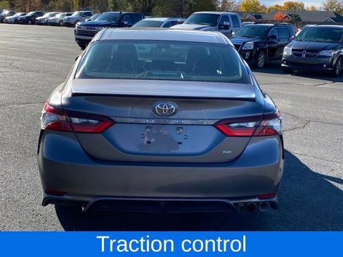 Used 2022 Toyota Camry SE image 5