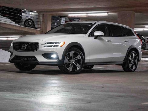 Certified 2024 Volvo V60 B5 Cross Country Plus image 1