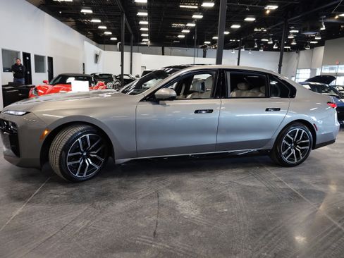 Used 2023 BMW 760i xDrive w/ Executive Package image 9