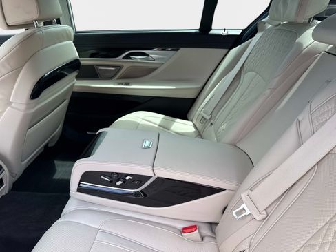 Used 2022 BMW 750i xDrive w/ Executive Package AWD/4WD image 12