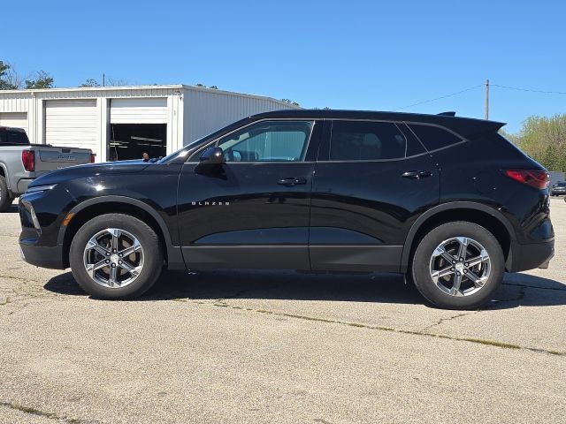 Used 2024 Chevrolet Blazer LT FWD image 2