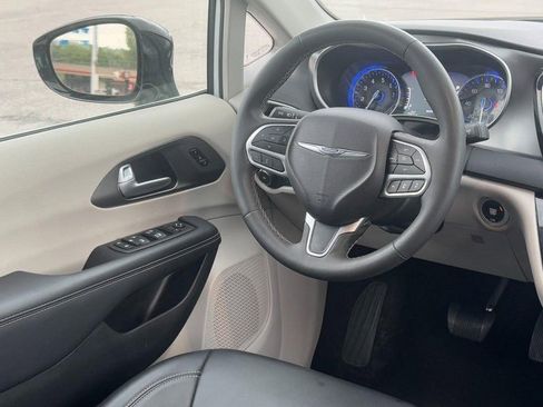 Used 2024 Chrysler Pacifica Touring-L FWD image 12