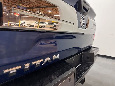 Used 2018 Nissan Titan Platinum Reserve AWD/4WD image 9