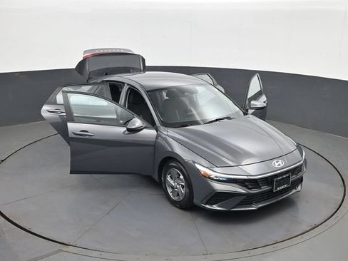 Used 2024 Hyundai Elantra SE FWD image 41