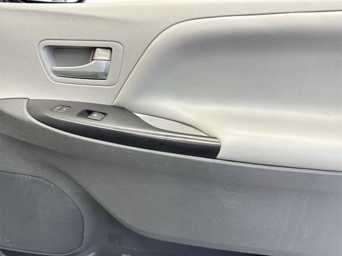 Used 2015 Toyota Sienna LE image 33