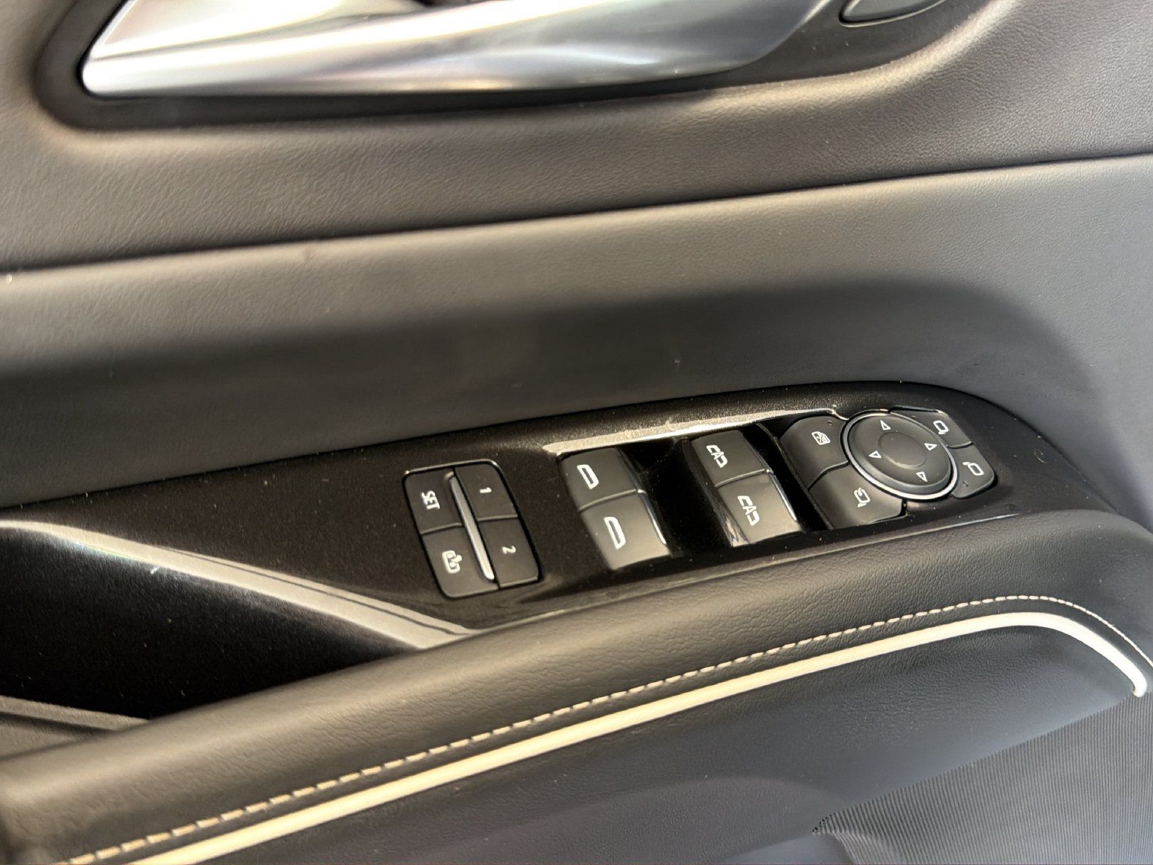 Certified 2023 Cadillac Escalade ESV Premium Luxury w/ LPO, Illumination Package AWD/4WD image 9