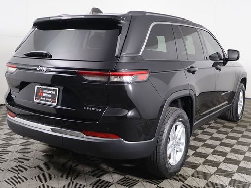 Used 2023 Jeep Grand Cherokee Laredo AWD/4WD image 8