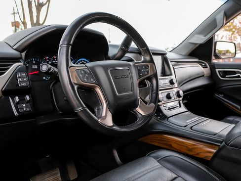 Used 2019 GMC Yukon XL Denali w/ Denali Ultimate Package image 3