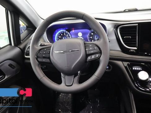 Used 2025 Chrysler Pacifica Limited FWD image 15