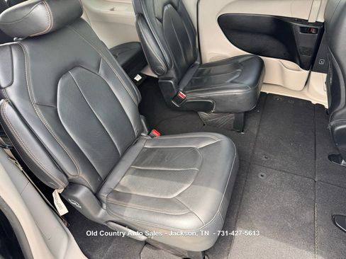 Used 2019 Chrysler Pacifica Touring-L FWD image 11