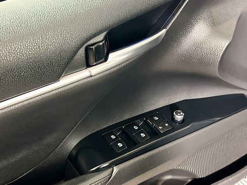 Used 2020 Toyota Camry XLE w/ Sunroof Package FWD image 16