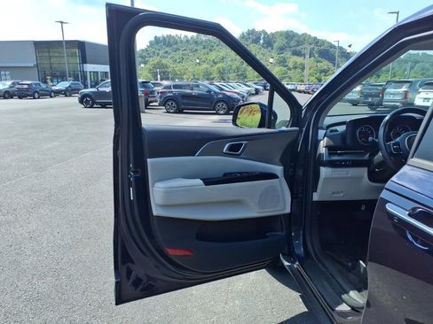 Used 2023 Kia Carnival LX FWD image 9