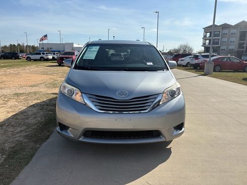 Used 2017 Toyota Sienna LE image 3