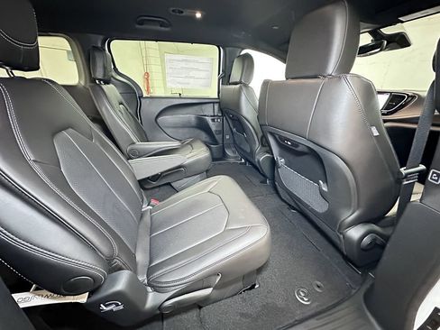 New 2026 Chrysler Pacifica Select image 4