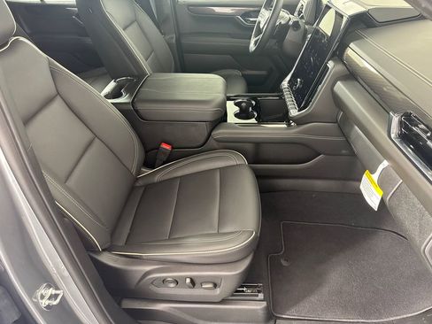 New 2025 GMC Yukon Elevation image 13