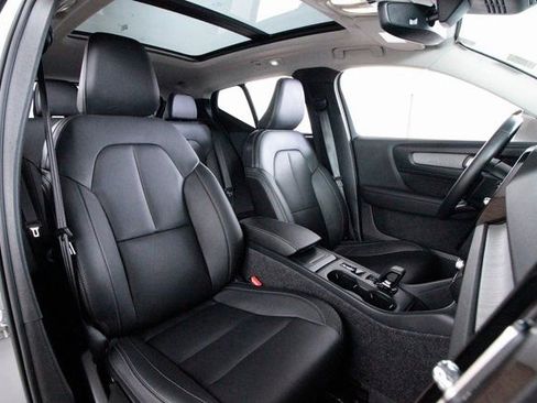 Certified 2025 Volvo XC40 B5 Core image 21