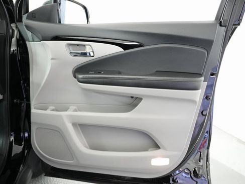 Used 2017 Honda Pilot Elite image 62