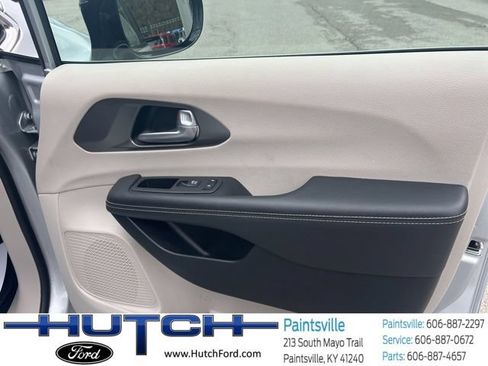 Used 2024 Chrysler Pacifica Touring-L FWD image 54