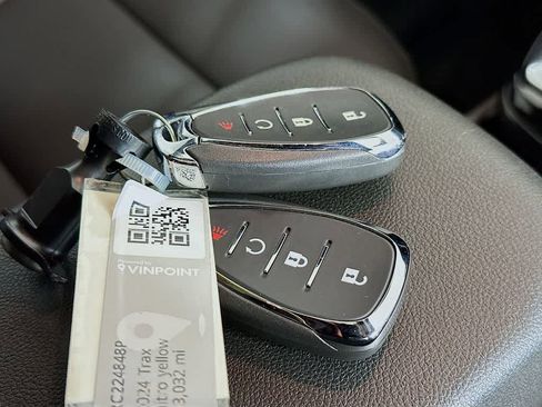 Used 2024 Chevrolet Trax RS w/ Sunroof Package image 21