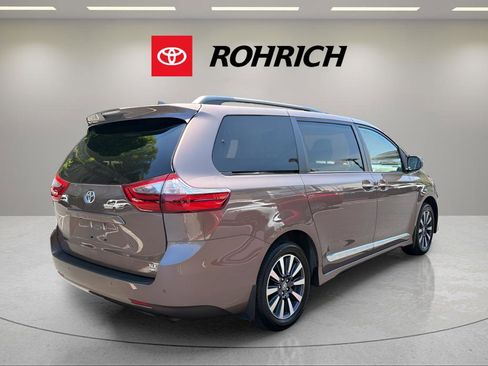 Used 2020 Toyota Sienna XLE Premium AWD/4WD image 6