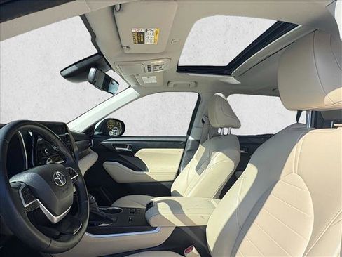 Used 2023 Toyota Highlander XLE image 11