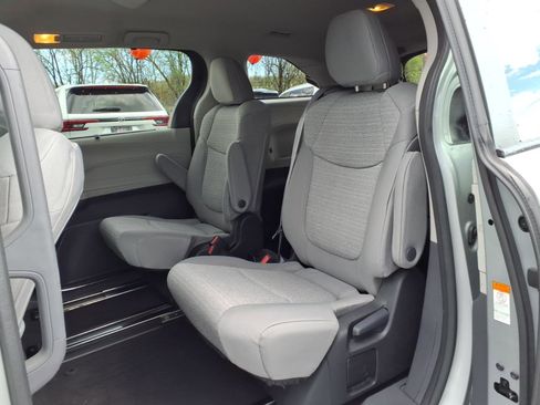 Used 2022 Toyota Sienna LE FWD image 13