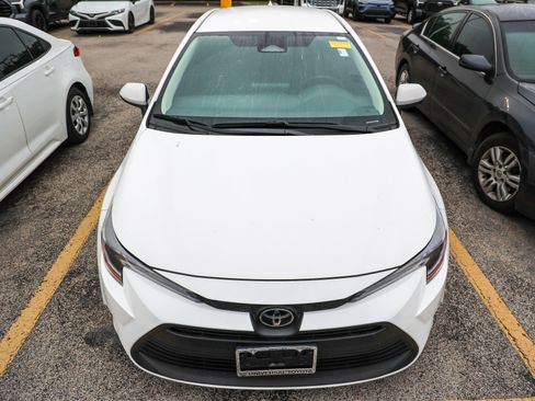 Used 2025 Toyota Corolla LE FWD image 3