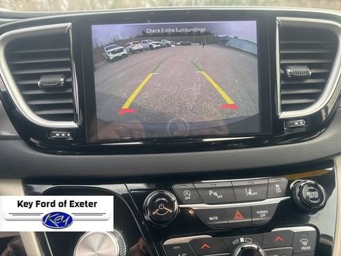 Used 2023 Chrysler Pacifica Touring-L FWD image 25