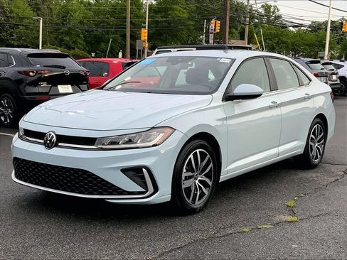Certified 2025 Volkswagen Jetta SE FWD image 2