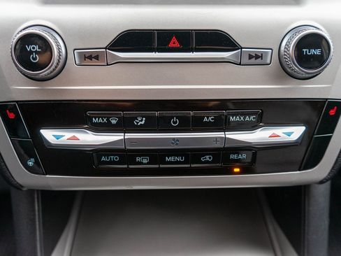 Used 2022 Ford Explorer XLT w/ Equipment Group 202A image 25